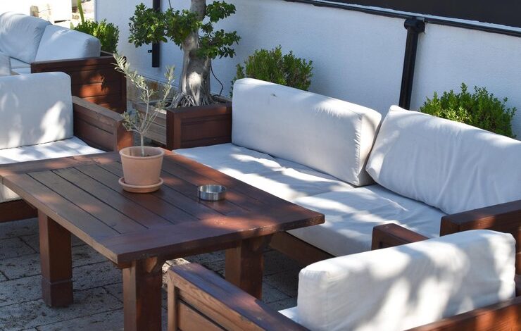 Belle terrasse moderne, meubles en bois pour détente, lieu de repos de déjeuner