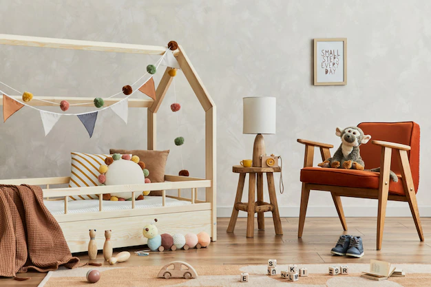 Chambre de bébé simple avec mobilier en bois rappelant la nature