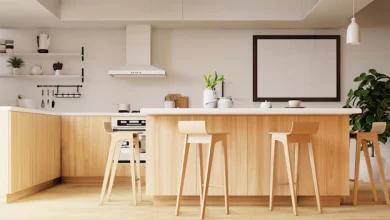 Cuisine blanche, minimaliste, avec des mobiliers en bois clair pour plus de couleurs et de charme