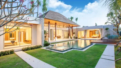 Maison neuve de luxe avec un bel extérieur composé de piscine, jardin.