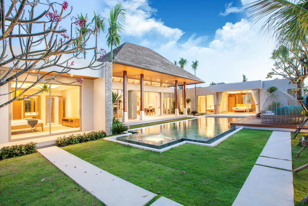 Maison neuve de luxe avec un bel extérieur composé de piscine, jardin.