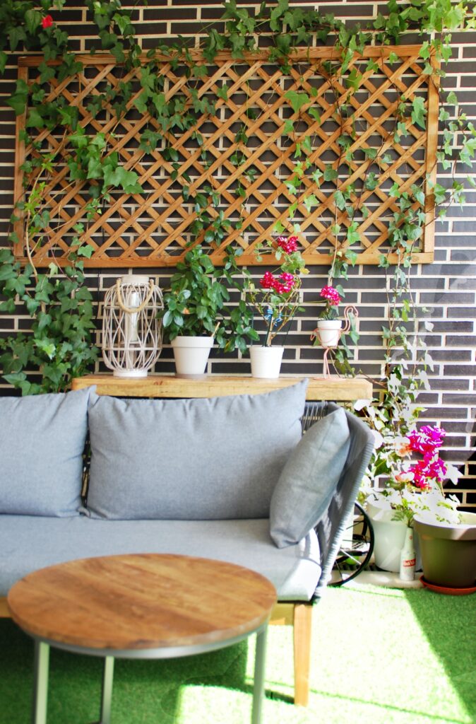 Beau revêtement mural avec des plantes et de magnifique pots de fleurs, pour un balcon confortable