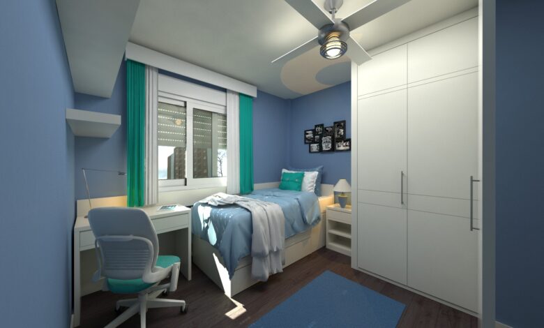Belle chambre de couleur bleu avec un espace bureau et un grand rangement adapté pour un ado