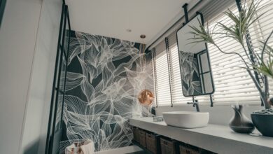 Belle salle de bain au style tropical avec des plantes et des carreaux ressortant le style tropical
